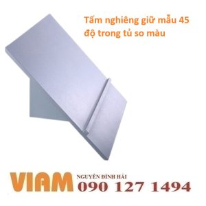 Tấm nghiêng giữ mẫu 45 độ trong tủ so màu – Chuẩn góc nhìn